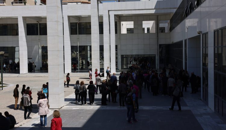 Πώς-ο-νόμος-μεταχειρίζεται-κατηγορούμενους-άνω-των-70-ετών-–-Τι-προβλέπεται-για-τον-89χρονο-που-άνοιξε-πυρ-σε-ΕΦΚΑ-και-Πρωτοδικείο