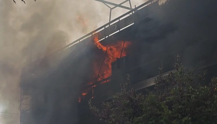 Ανεξέλεγκτη-η-φωτιά-στο-Ίλιον:-Οι-φλόγες-πέρασαν-από-την-αποθήκη-ανταλλακτικών-σε-σπίτια-–-Δείτε-τα-βίντεο
