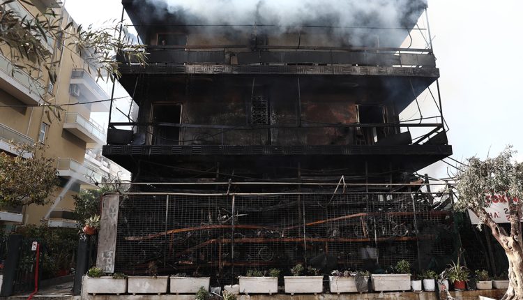 «Ακούστηκαν-εκρήξεις,-παίρναμε-τηλέφωνο,-δεν-απαντούσε-κανείς»:-Μαρτυρίες-για-τη-φωτιά-στο-Ίλιον-που-έκαψε-μαγαζί-και-διαμερίσματα