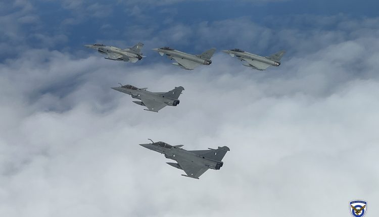 Οι-εντυπωσιακές-εικόνες-από-την-άσκηση-της-Πολεμικής-Αεροπορίας-με-τους-Ιταλούς-–-Η-«ακτινογραφία»-των-eurofighter-που-θέλει-η-Τουρκία