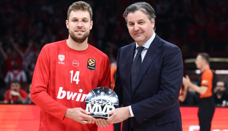 Ολυμπιακός-–-Μονακό:-Ο-Μποντιρόγκα-βράβευσε-τον-mvp-Βεζένκοβ