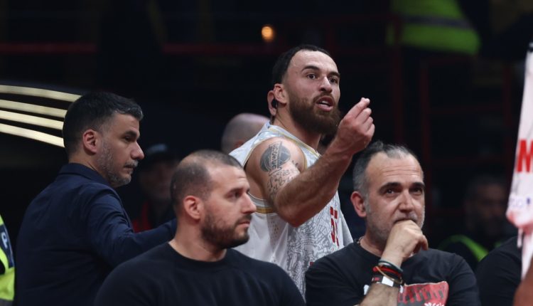 Ολυμπιακός-–-Μονακό:-Αποβλήθηκε-ο-Τζέιμς-και-έκανε-κίνηση-χρηματισμού-προς-τους-διαιτητές