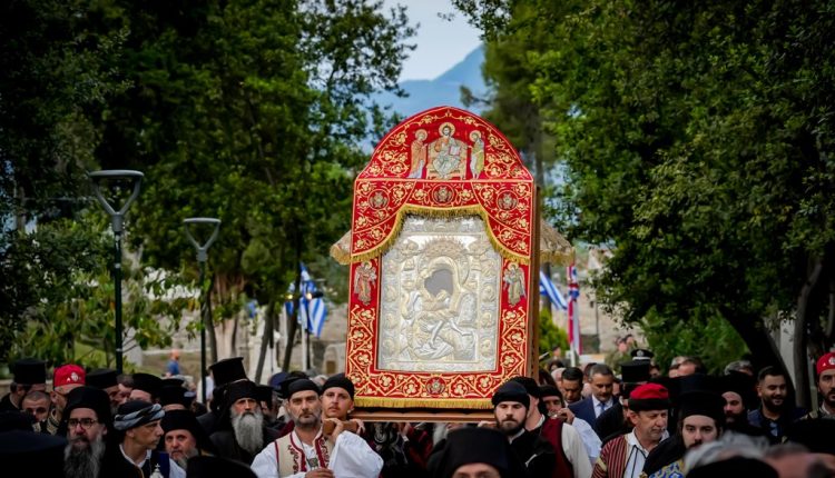 Η-Παναγία-σκεπασε-με-τη-Χάρη-της-το-Μεσολόγγι-–-Πάνδημη-Υποδοχή-της-Ιεράς-Εικόνος-της-Παναγίας-«Άξιον-Εστί»-από-το-Άγιον-Όρος-(ΒΙΝΤΕΟ-ΦΩΤΟ)
