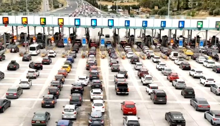 Κορυφώνεται-η-έξοδος-για-το-τριήμερο:-Ουρές-χιλιομέτρων-από-το-πρωί-στα-διόδια-Ελευσίνας