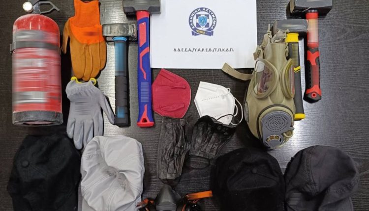 Επιτέθηκαν-στο-Εφετείο-με-βαριοπούλες-και-σφυριά-–-Συνελήφθησαν-τρεις-γυναίκες