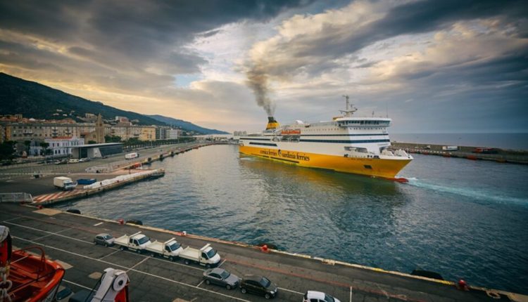 Ζάκυνθος:-Πλοίο-προσέκρουσε-στο-λιμάνι-ενώ-προσπαθούσε-να-δέσει-–-Αναστάτωση-για-670-επιβάτες