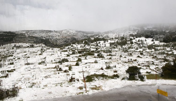 Χειμωνιάτικες-εικόνες-σε-πολλές-περιοχές-της-χώρας:-Το-χιόνι-ξεπερνά-τους-10-πόντους-στην-Πάρνηθα