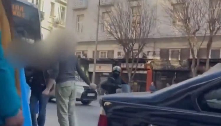 Καβγάδες,-άγριο-ξύλο-και-μαχαιρώματα-στους-δρόμους-της-Αθήνας-για-ασήμαντες-αφορμές