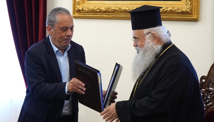 Η-Εκκλησία-της-Κύπρου-δωρίζει-λεωφορεία-στην-Εθνική-Φρουρά