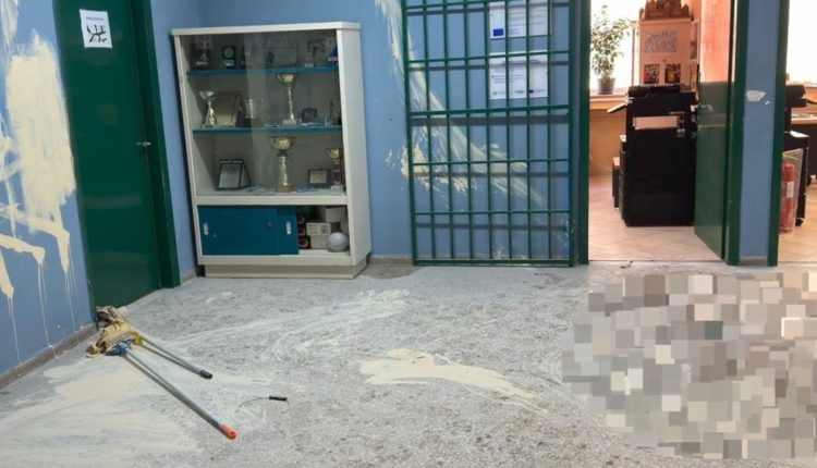 Γυαλιά-καρφιά-το-1ο-Λύκειο-Αργυρούπολης:-«Τα-έσπασαν-για-χαβαλέ,-είναι-αποκαρδιωτικό,-παλεύουμε-μόνοι-μας»