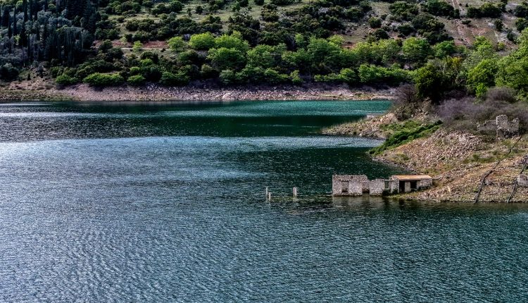 Νέες-εικόνες-από-Μόρνο:-Άφαντο-το-Κάλλιο-–-Βυθίστηκε-ξανά-το-χωριό-«φάντασμα»
