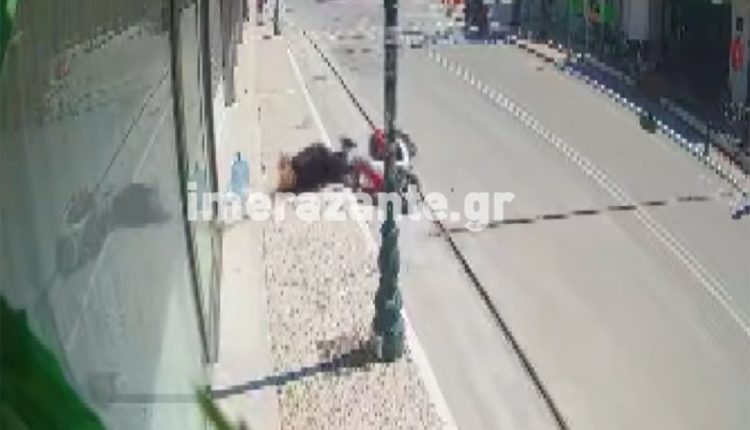 Σοκαριστικό-βίντεο-με-το-ατύχημα-γυναίκας-στη-Ζάκυνθο-–-Έπεσε-με-το-μηχανάκι-στην-τρύπα-για-την-οπτική-ίνα