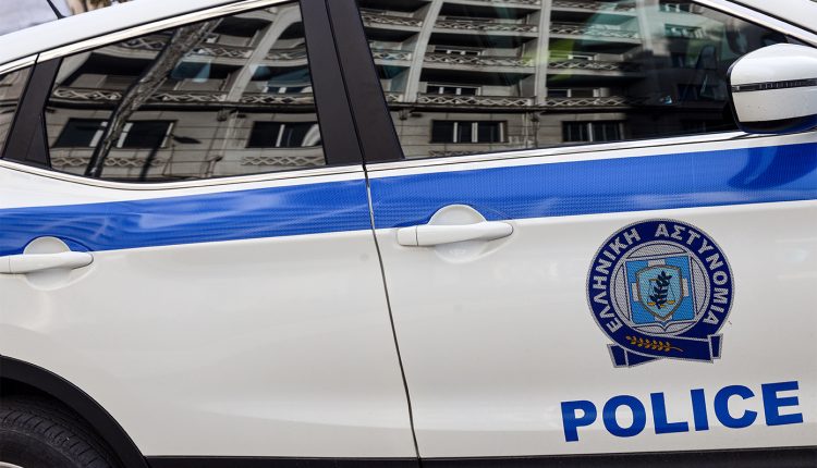 Περιπολικό-παρέσυρε-12χρονη-έξω-από-δημοτικό-σχολείο-στη-Σαλαμίνα