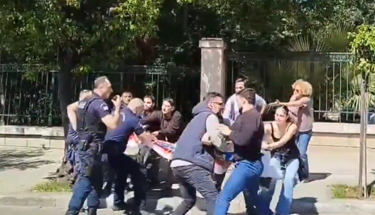 Ένταση-ανάμεσα-σε-φοιτητές-και-αστυνομία-έξω-από-το-Μαξίμου-–-«Να-ακυρωθεί-η-αναθεώρηση-του-άρθρου-16»​​​​​​​​​​​​​​​
