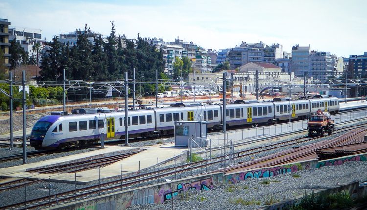 hellenic-train:-Διακοπή-δρομολογίων-του-Προαστιακού-στη-γραμμή-Κιάτου-λόγω-πυρκαγιάς-στην-περιοχή-Νέας-Ζωής