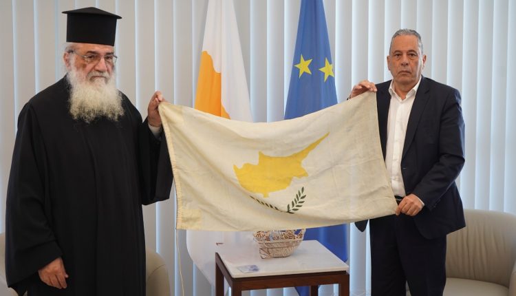 Η-σημαία-του-Πύργου-Ελέγχου-του-Αεροδρομίου-Λευκωσίας,-52-χρόνια-μετά-την-Τουρκική-εισβολή,-παραδόθηκε-στο-Υπουργείο-Άμυνας