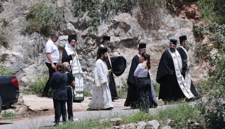 Μητροπολίτης-Ρεθύμνης-Πρόδρομος-στην-κηδεία-του-21χρονου:-«Να-μη-ξανακουστεί-κανένας-πυροβολισμός»