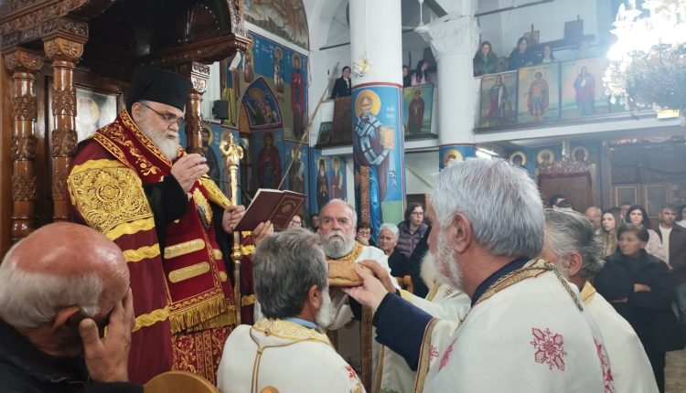 Ο-Μητροπολίτης-Ταμασού-στον-πανηγυρίζοντα-Ιερό-Ναό-Αγίας-Ειρήνης,-στην-κοινότητα-Φαρμακά
