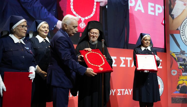 Ο-Ελληνικός-Ερυθρός-Σταυρός-τίμησε-τον-Οικουμενικό-Πατριάρχη-στο-«Ιωνικό-Κέντρο»-της-ΙΜ.-Νέας-Ιωνίας