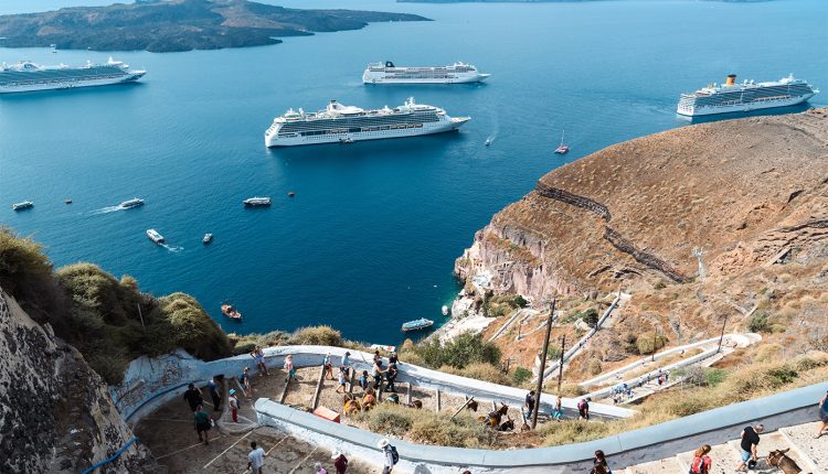 Τουριστική-σεζόν-στη-Σαντορίνη:-Πλαφόν-στην-κρουαζιέρα,-αναβάθμιση-υποδομών-και-στοίχημα-η-βιωσιμότητα
