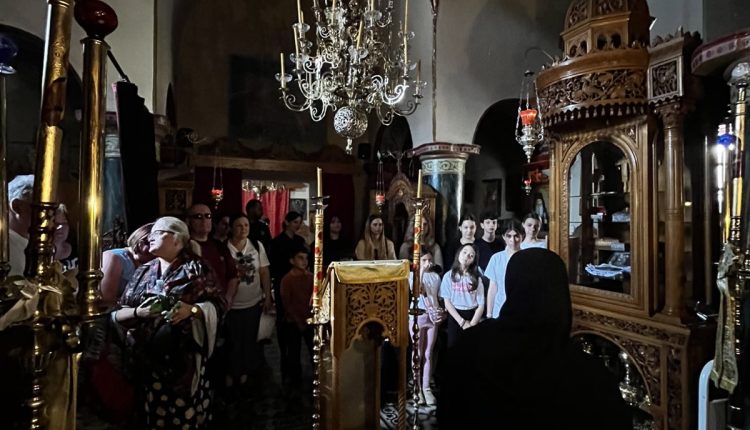 Προσκυνηματική-εξόρμηση-των-Νεανικών-συντροφιών-του-ΙΝ-Αγίου-Παντελεήμωνος-Λουτρών-Αιδηψου-στην-ΙΜ.-Αγίου-Γεωργίου-Ηλίων