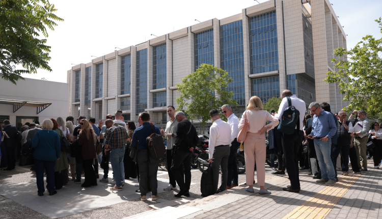 Πρωτοδικείο-Αθηνών:-Σοβαρό-κενό-στα-νέα-μέτρα-ασφαλείας-μετά-την-επίθεση-του-89χρονου