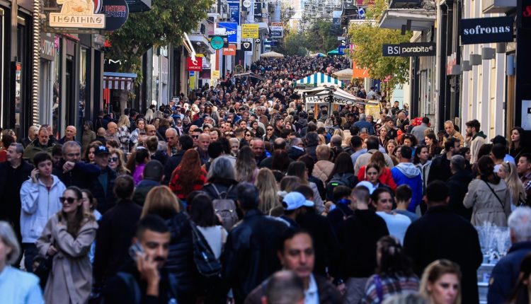 Η-γήρανση-του-πληθυσμού-μειώνει-δραματικά-το-εργατικό-δυναμικό-των-επιχειρήσεων-στην-Ελλάδα:-Τι-δείχνουν-τα-στοιχεία