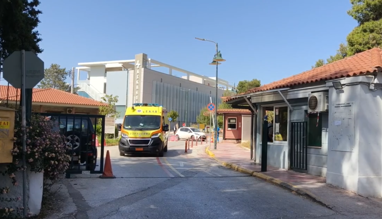 Ηλιούπολη:-Η-στιγμή-που-η-17χρονη-μεταφέρεται-στο-ΚΑΤ-–-Δίνει-μάχη-για-τη-ζωή-μετά-την-πτώση