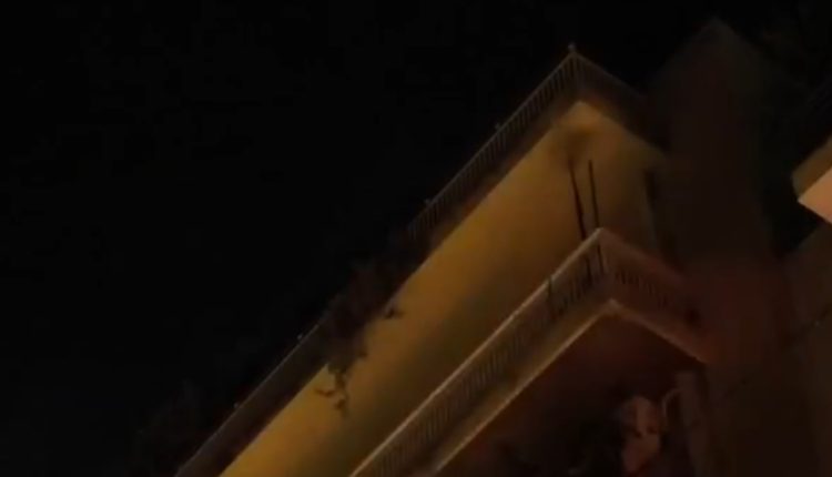 Πυρκαγιά-σε-διαμέρισμα-στον-Λυκαβηττό-–-Ο-ένοικος-πήδηξε-σε-διπλανό-χώρο-για-να-σωθεί-από-τις-φλόγες
