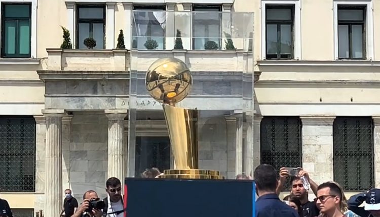Το-χρυσό-τρόπαιο-του-nba-στην-Αθήνα-με-τους-φιλάθλους-να-σχηματίζουν-ουρές-στην-Πλατεία-Κοτζιά