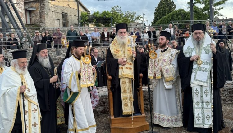 Υπαίθριος-Εσπερινός-στην-Αρχαία-Βασιλική-και-άνοιγμα-της-Λάρνακος-των-λειψάνων-του-Αγίου-Αχιλλίου