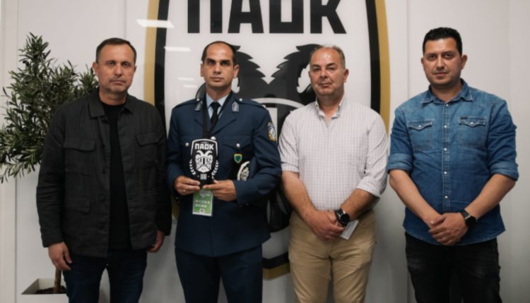 ΠΑΟΚ:-Τίμησε-αστυνομικούς-που-έσωσαν-από-τη-φωτιά-μία-μητέρα-και-τα-παιδιά-της
