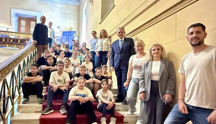 Μ.-Χαρακόπουλος-σε-μαθητές-στη-Βουλή:-«Η-Ελλάδα-δεν-έχει-την-πολυτέλεια-νέων-διχασμών»