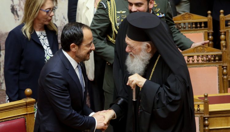 Ο-Αρχιεπίσκοπος-Ιερώνυμος-στην-ομιλία-του-Νίκου-Χριστοδουλίδη-στη-Βουλή