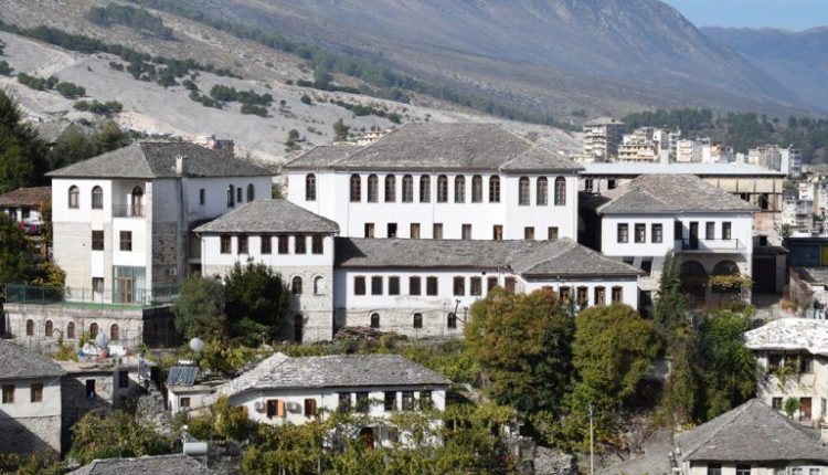 Η-Αλβανική-κυβέρνηση-κλείνει-το-Εκκλησιαστικό-Σχολείο-“Τίμιος-Σταυρός”-στο-Αργυρόκαστρο,-που-ίδρυσε-ο-Αρχιεπίσκοπος-Αναστάσιος