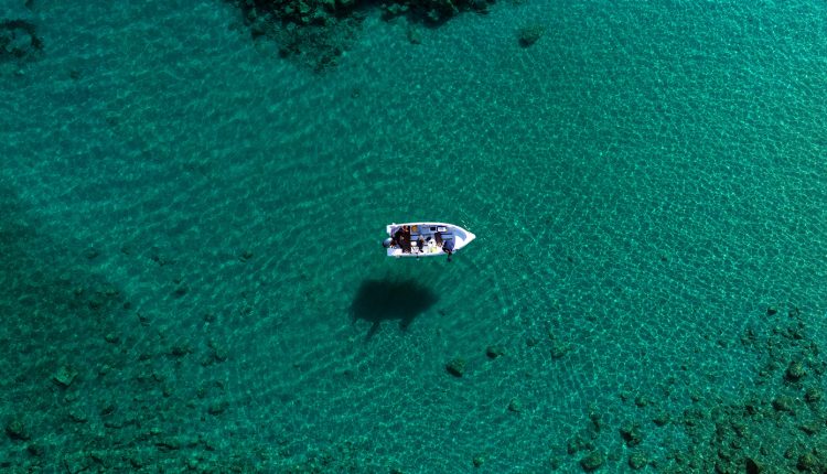 Ποιες-είναι-οι-624-παραλίες-της-Ελλάδας-με-Γαλάζιες-Σημαίες-για-το-2026-–-Ο-νομός-που-πήρε-την-πρωτιά