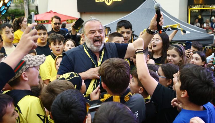 ΑΕΚ:-Ο-Ηλιόπουλος-τραγούδησε-τον-ύμνο-με-μικρά-παιδιά,-πάρτι-στην-πλατεία-του-Αετού