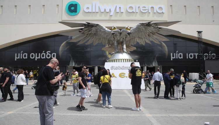 ΑΕΚ:-Ξεκίνησε-η-γιορτή-έξω-από-την-«allwyn-arena»-ενόψει-φιέστας