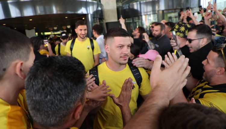 ΑΕΚ:-Αποθέωση-από-τους-οπαδούς-στο-ξενοδοχείο-πριν-το-ντέρμπι-με-τον-Ολυμπιακό
