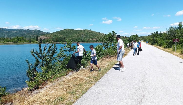 Ρομά-μάζευαν-τρεις-τόνους-σκουπίδια-από-τη-λίμνη-στο-Μοσχάτο-Καρδίτσας-–-«Πήραμε-ένα-ξεχωριστό-μάθημα»,-λέει-ο-δήμαρχος