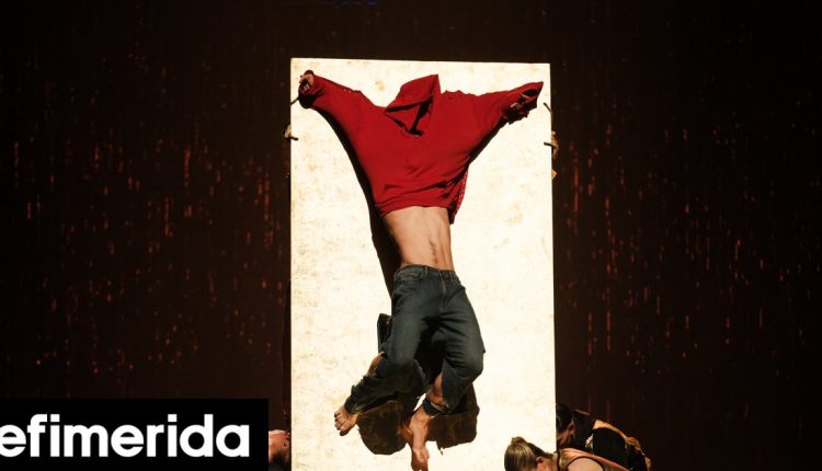 Πήγαμε-στη-«Χρυσή-Εποχή»-του-Ρήγου,-ένα-εκτυφλωτικό-live-stream-επιθυμίας,-εξάντλησης-και-ομορφιάς-–-Γιατί-να-δείτε-την-παράσταση-στη-Λυρική