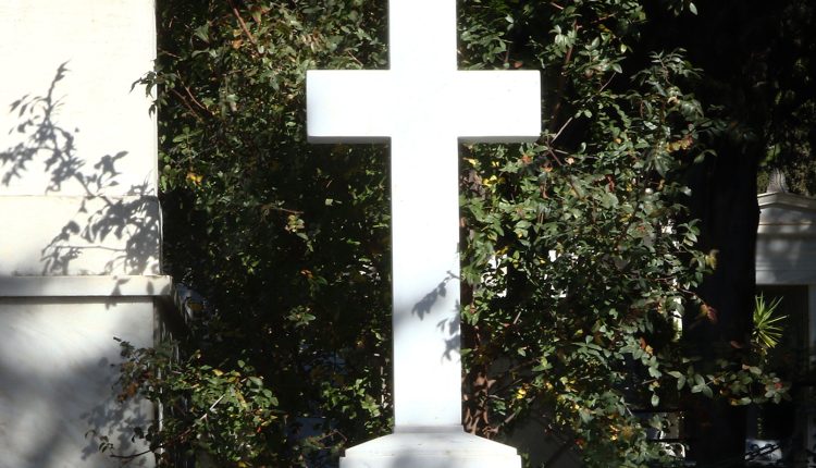 Βανδαλισμοί-στο-Γ’-Νεκροταφείο-Νίκαιας:-Κλέβουν-τους-τάφους-και-τους-σπάνε-–-«Περπατάς-και-βλέπεις-κόκαλα,-είναι-αδιανόητο»