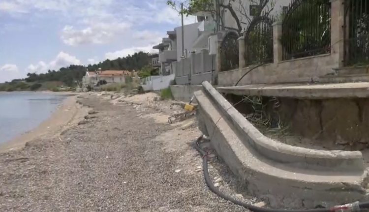 Η-θάλασσα-«καταπίνει»-τη-Νέα-Ποτίδαια-Χαλκιδικής-–-Σε-κίνδυνο-σπίτια-και-δρόμοι