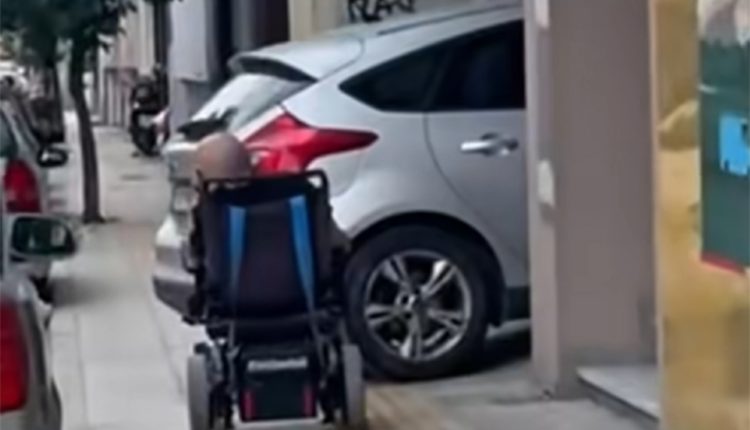 Ιωάννινα:-Αυτοκίνητο-έκλεισε-το-πεζοδρόμιο-σε-άντρα-με-αμαξίδιο-–-Δείτε-βίντεο