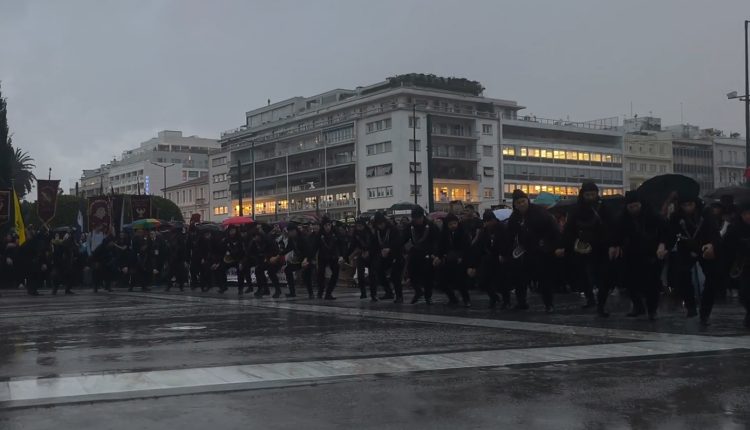 Ο-περήφανος-χορός-των-Ποντίων-υπό-σφοδρή-βροχή-στο-Σύνταγμα-–-Δείτε-βίντεο