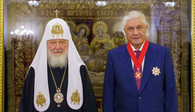 Ο-Πατριάρχης-Μόσχας-παρασημοφόρησε-τον-Υπουργό-Εσωτερικών-της-Ρωσίας