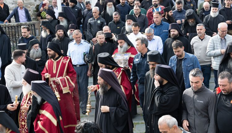 Η-έξοδος-της-Τιμίας-Ζώνης-από-την-ΙΜΜ.-Βατοπαιδίου