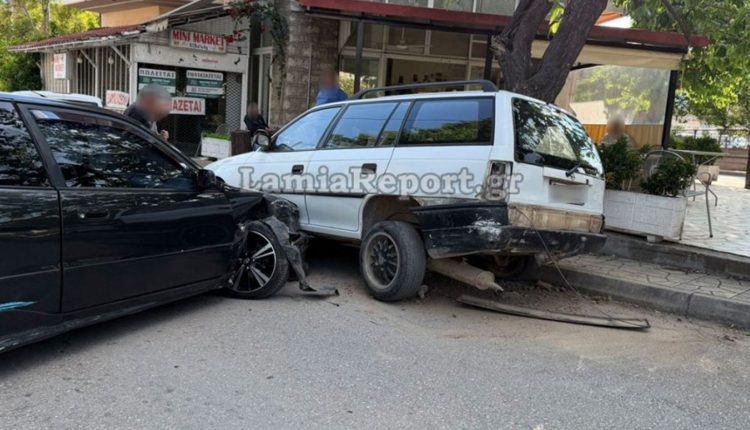 Τροχαίο-στην-πλατεία-Παγκρατίου-στη-Λαμία:-ΙΧ-«καρφώθηκε»-σε-παρκαρισμένο-–-Δείτε-βίντεο-και-φωτογραφίες