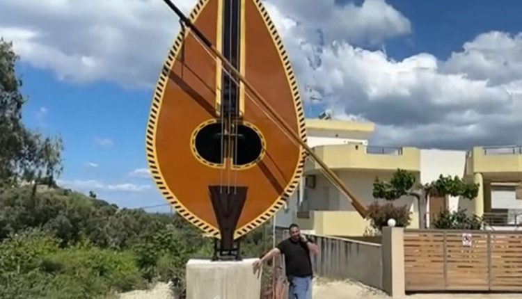 Η-Κρήτη-πάει-για-ρεκόρ-Γκίνες:-Η-γιγάντια-λύρα-των-10-μέτρων-που-θέλει-να-γράψει-ιστορία
