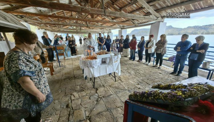 Γιορτάζει-το-παραθαλάσσιο-εκκλησάκι-των-Αγίων-Κωνσταντίνου-και-Ελένης-στην-Καραθώνα-Ναυπλίου